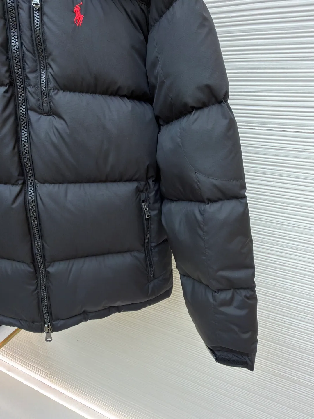 Ralph Lauren classic red label down jacket ●Original version: Purchased and developed in 2099 ●Item number: 1681655-D60 ●Fabric: white duck down fabric ●Technology: mechanical down filling ●Color: black ●Version: fitted version ●Weight: about 835 grams ●Size: S-M-L-XL ●Description: Nylon fabric has good windproof and waterproof properties and can effectively block the intrusion of wind and rain from the outside Keeps the inside dry and suitable for wearing in humid or rainy conditions. The red label on the chest is made with an imported MECLO embroidery machine. The original pattern is scanned first, and then high-quality silk thread is used to make a pattern. The density effect is adjusted by continuous pattern making. Detachable hood: The down jacket is equipped with a detachable nylon hood, which users can easily remove or install according to weather changes or personal preferences, which is both practical and convenient. The details are exquisitely processed: the zipper design is simple and elegant, easy to operate; the closing design of the cuffs and hem effectively prevents the intrusion of cold wind, improving the warmth and comfort of wearing. It uses 90 white duck down with a weight of 260g to ensure excellent thermal insulation performance. After strict screening and processing, the velvet is not easy to drill, ensuring durability. The overall wiring is straight and delicate, the fabric is comfortable and soft, and the color is consistent without color difference. It can be matched with the same style to create a fashionable look and control various occasions. Customized accessories, complete with three standards, same style for men and women!